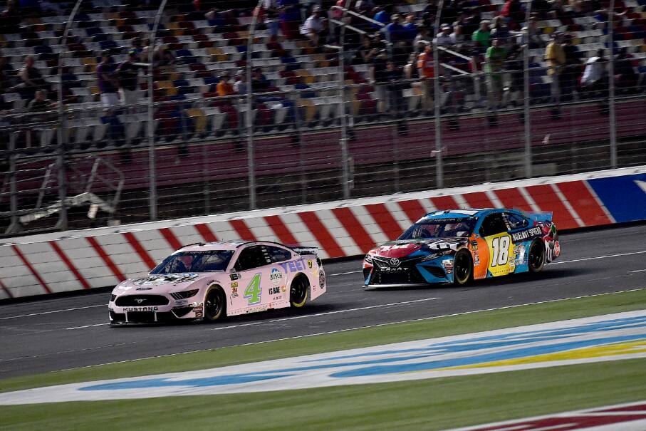 But a loose wheel put Harvick (4) at the back of the field for the final 15-lap shootout. But a loose wheel put Harvick (4) at the back of the field for the final 15-lap shootout.